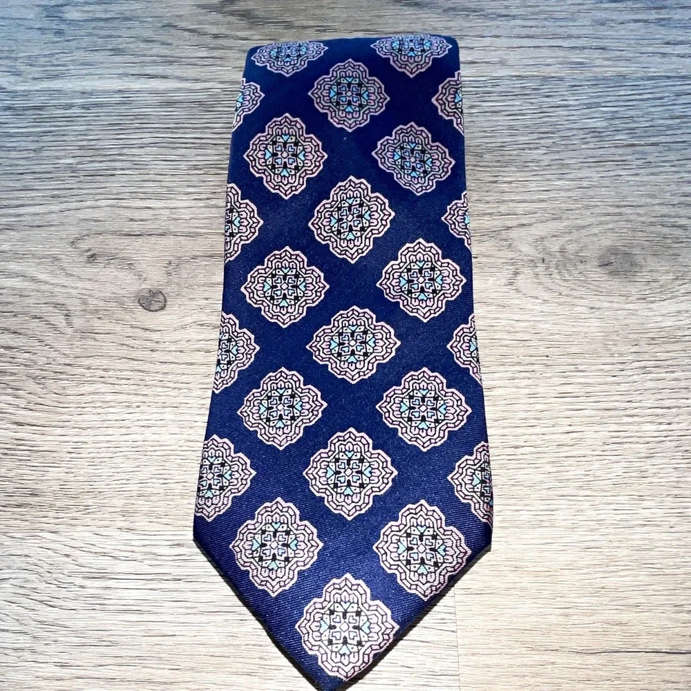 Bill Blass Men's 100% Silk Tie Blue Pink Geometric Pattern Woven